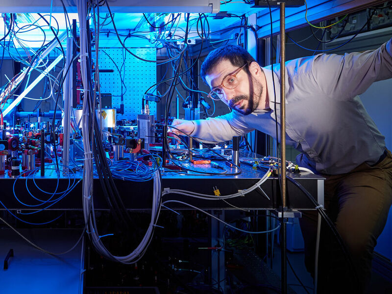 Studienleiter Dr. Andrea Alberti vom Institut für Angewandte Physik der Universität Bonn hat einen Weg gefunden, Laserstrahlen im Vakuum sichtbar zu machen.