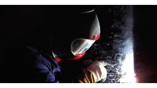 Der Einsatz von Sagox 7S sorgt für weniger Spritzer – das erleichtert dem Schweißer die Arbeit. (Bild: Heintzmann Gruppe)