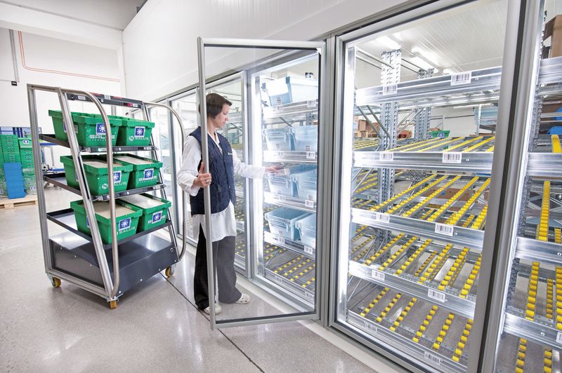 Für Narkotika und Pharmaprodukte, die unter Kühlbedingungen gelagert werden müssen, erfolgt eine manuelle Pick-by-Light-Kommissionierung mit Picking-Carts. (SSI Schäfer)