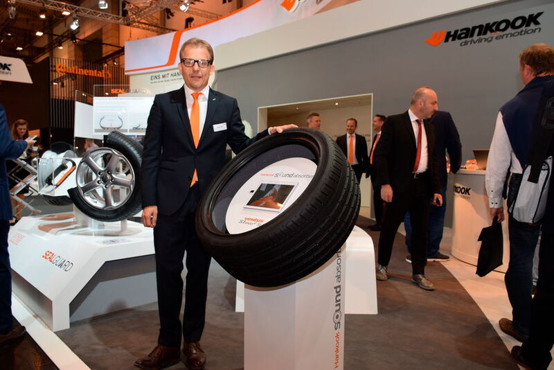 Jürgen Mahr, Sales Director von Hankook, stellte den Hankook Ventus S1 evo 2 SUV vor. Der Reifen nutzt die neue geräuschdämpfende Sound-Absorber-Technologie von Hankook. (Ottmar Holz)