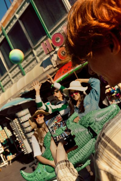 Das 6,43 Zoll große Fluid-AMOLED-Display hat eine Auflösung von 2.400 x 1.080 Pixel. Die Bildwiederholrate liegt bei 90 Hz. (Oneplus)