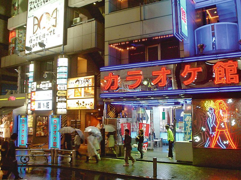 Zum Geschäftsleben gehört es auch, abends gemeinsam auszugehen, zum Beispiel in eine Karaoke-Bar. (Karaoke von perke/CC-BY-2.0/flickr.com)