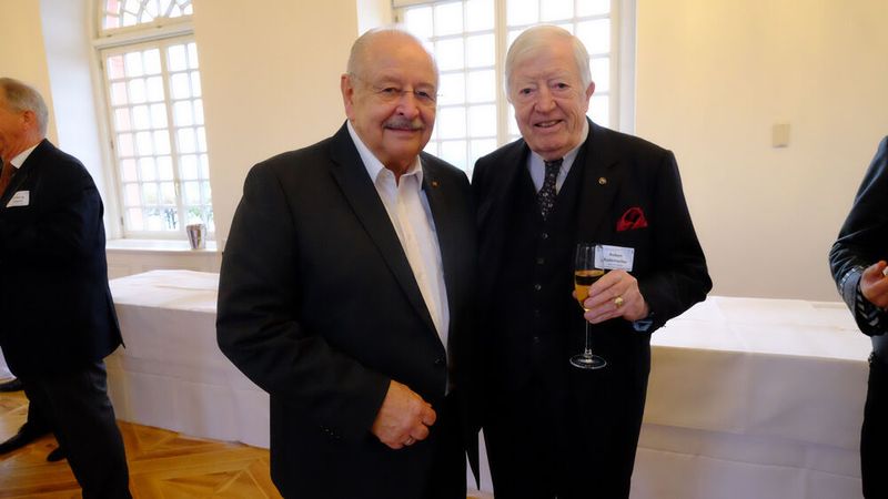 Glückwünsche erhielt Karpinsiki auch von seinem Amtsvorgänger Robert Rademacher (r.), Ehrenpräsident des Kfz-Gewerbes. (Bild: Zietz – VCG)