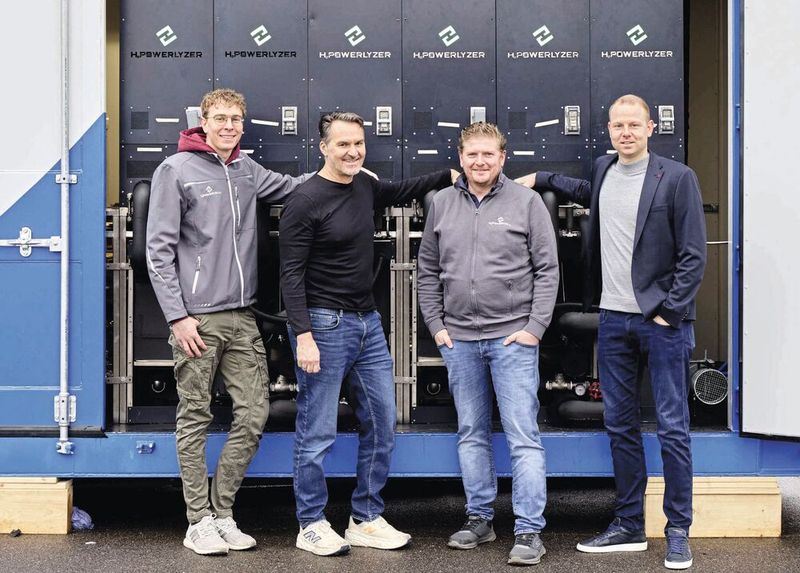 Zusammenarbeit für die Energiewende: Jens Fröhlich, Manfred Limbrunner und Sebastian Niehoff von H2 Powercell sowie Robin Bertling von Beckhoff (v.l.). (Bild: Beckhoff Automation)
