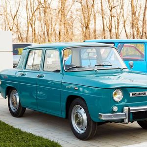 Der angekündigte Dacia 1300 war zur Eröffnung des neuen Werks 1966 noch nicht verfügbar, weshalb zur Überbrückung der Heckmotor-Wagen Renault R8 als Dacia 1100 gebaut wurde. Nachdem 1969 die Produktion des Dacia 1300 anlief, endete die Produktion des Dacia 1100 Ende 1970. (Bild:  Dacia)