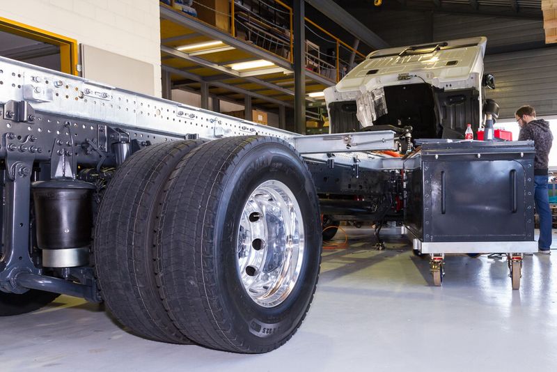 Jedes Batteriemodul hat in etwa das Ausmass eines 1000 Liter LKW-Dieseltanks und ist mit 120 Akkuzellen bestückt. Die Batteriemodule werden seitlich an das LKW Chassis montiert. (Bild: Tobi Stiller)