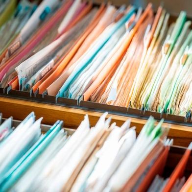 Cloud, On-Premises oder Hybrid? Beim Unternehmensarchiv müssen Aufbewahrung, Zugriff und Schutzbedarf zusammenpassen. (Bild: © mnirat - stock.adobe.com)