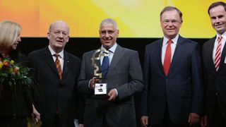 Prof. Dr. Johanna Wanka, Bundesministerin für Bildung und Forschung, Prof. Dr. Wolfgang Wahlster, Vorsitzender der Hermes Award-Jury, Hermes Award Gewinner Bosch Rexroth Dr.-Ing. Karl Tragl, Stephan Weil, Niedersächsischer Ministerpräsident, und Dr. Jochen Köckler, Mitglied des Vorstandes Deutsche Messe. (Deutsche Messe)