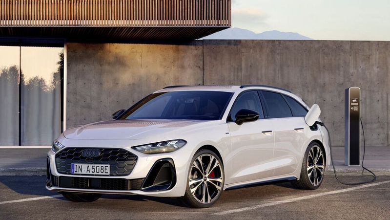 Der Audi A5 Avant E-Hybrid fährt mit Benziner und mit E-Motor. Rein elektrisch sollen bis 110 Kilometer drin sein.(Bild:  Audi AG)