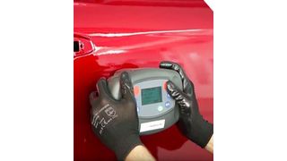 Eine nicht sichtbare Instandsetzung dank Farbtonnachstellung verspricht der Mischlack P997-LA05 Liquid Aluminium 2. (Nexa)