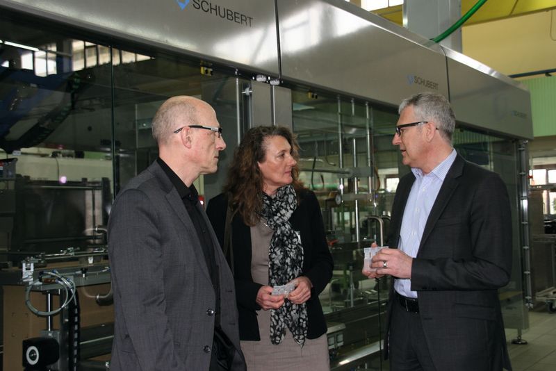 Beim Rundgang durch die Fertigungshalle in Crailsheim (vlnr.) Olaf Horrenberger, Anke Geipel-Kern, Carsten Peters (Bild: Schubert)