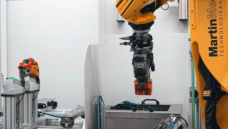 Das integrierte Finishing nach der Zerspanung mit Entgraten/Bürsten, Nadelprägen und Reinigen – fertig zur Ablage in den Bauteilspeicher. (Bild: Helfina AG)