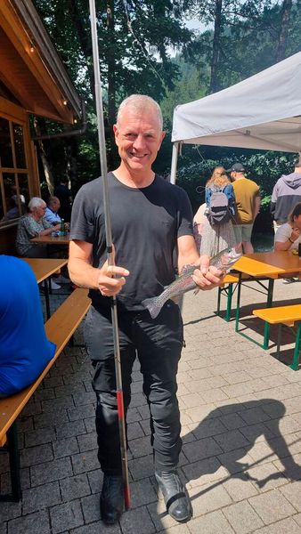 Nach der herrlichen Route über den Hochtannbergpass fischt sich Othmar Noe beim zweiten Stopp am Sonntag am „Fischteich Au“ sein Essen selbst. (Bild: Vogel IT-Medien GmbH et al.)