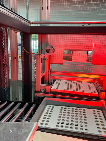 Im Zwischenbogenspeicher übernimmt eine Rollon-Linearachse vom Typ R-Smart die automatische Zuführung. (Bild: Rollon)