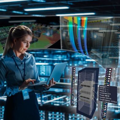 Ein digitaler Zwilling ist mehr als nur ein Abbild der Wirklichkeit; denn es lassen sich Abläufe in der digitalen Wirklichkeit simulieren und testen, bevor sie im Rechenzentrum umgesetzt werden.  (Bild: Alpha-Numerics GmbH )