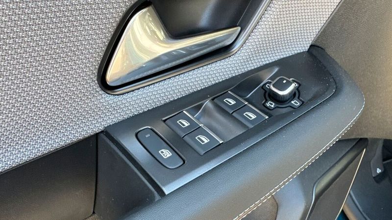 Schön: ein klassischer Türöffner, vier Fensterhebertasten und ein perfekt bedienbarer Joystick für die Spiegeleinstellung. (Bild: Achter – VCG)