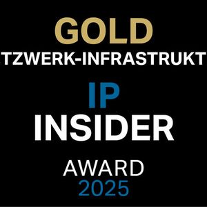 Netzwerk-Infrastruktur – Gold: HuaweiHuawei AirEngine 8776Die Datenkommunikationsprodukte von Huawei wurden bereits an über 1 Million Kunden in mehr als 150 Ländern und Regionen verkauft. Wir bieten ein umfassendes Portfolio an innovativen Datenverbindungs-Infrastrukturen, um verschiedene Kundenbedürfnisse zu erfüllen. Als Top-Produkt der neuen Generation im Bereich Wi-Fi 7 wurde die AirEngine 8776-Serie für intelligente, sichere Campusgelände mit einem außergewöhnlichen Nutzererlebnis entwickelt. Die Produktserie bietet die folgenden Wettbewerbsvorteile: - Die exklusive Pre-Wi-Fi 8 Multi-AP-Kollaborationstechnologie (iCSSR) steigert die Gesamtnetzwerkkapazität für nahtloses Networking mit hoher Dichte. - Die einzigartige, intelligente CSI-Sensortechnologie kann mit Gebäudeleitsystemen verbunden werden. Das ermöglicht Energie-Einsparungen auf dem Campus sowie Intrusion Detection (Erkennen von Einbruchsversuchen) bei gleichzeitiger Reduzierung der Gesamtbetriebskosten für eine Standalone-Bereitstellung. - Der exklusive Wi-Fi Shield gewährleistet, dass keine Datenpakete bei WLAN-Übertragung abgehört werden. Mit diesen Technologien kann ein Campus mit extrem schnellen Verbindungen, intelligenten Arbeitsplätzen und umfassender Sicherheit aufgebaut werden. Weitere Infos unter: https://e.huawei.com/de/products/wlan (Bild:  Vogel IT-Medien)