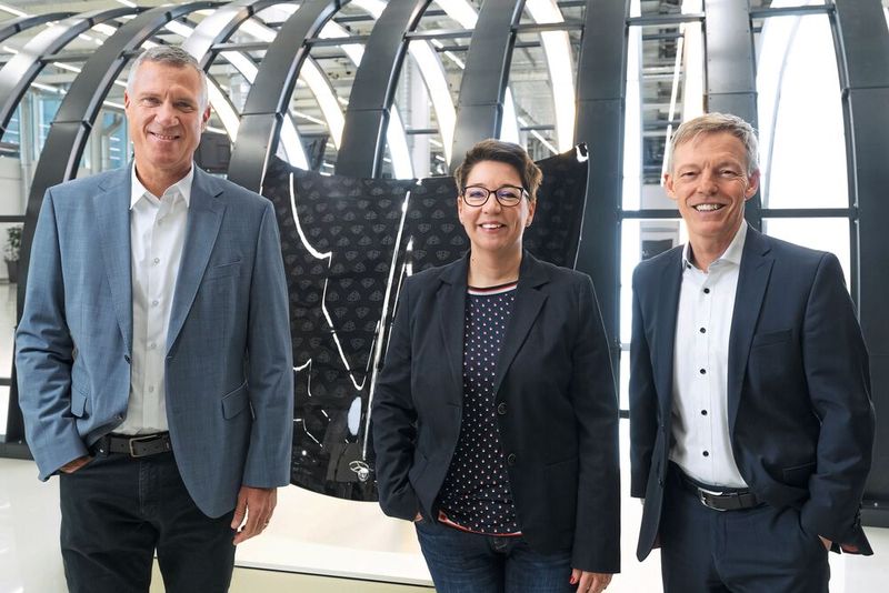 In enger Zusammenarbeit haben ABB Robotics und das Projektteam von Mercedes-Benz die Pixelpaint-Technologie von ABB im Sindelfinger Werk des Automobilherstellers implementiert. Von links: Arno van der Merwe, Dr. Julia Schuchardt, Jörg Reger (Bild: ABB)