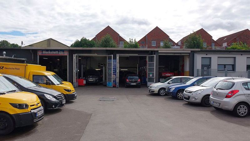 Von der Post mit ihren Streetscootern bis zu lokalen Privatkunden mit älteren Fahrzeugen reicht die Kundenklientel. (Bild: Rosenow/»kfz-betrieb«)