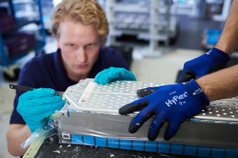 ... bis zu kompletten Batteriemodulen herstellen. (BMW)
