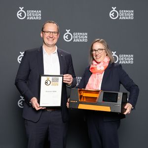 Tobias Sondermann (Head of Business Unit Workplace Solutions) und Nina Cramer (Product Manager) präsentieren den mit dem German Design Award 2026 ausgezeichneten PrintJet Mini.(Bild:  Weidmüller)