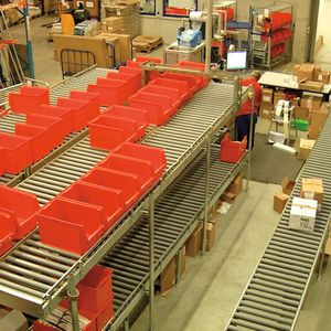Am Packtisch bei Eichler-Kammerer werden künftig Pro-V-Pads von Prologistik zur besseren Endkontrolle zum Einsatz kommen.