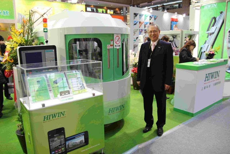Hiwin-Gründer Dr. Eric Chuo präsentiert ein Bearbeitungszentrum mit Linearantrieben in allen Achsen für die Elektronikfertigung. (Bild: Fouhy)