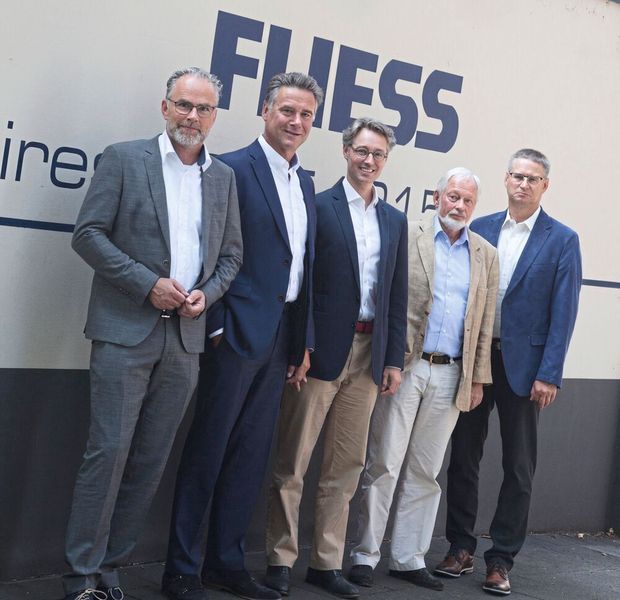 Im Bild zu sehen von rechts nach links: Henk Visser, Remco H. Valk (beide Valk Welding) und Alexander H. und Henning H. Fliess sowie Olaf Penning (alle Fliess). (Valk)