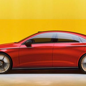 Front und Heck dieses Viertürer-Coupés lassen sich in der Seitenansicht klar voneinander unterscheiden. Das dürfte den Fans der Marke gefallen.(Bild:  Mercedes-Benz)