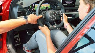 Mit Expertenwissen verkaufen: Das Audi-Zentrum Hof nutzt die neue Funktion des Technik-Spezialisten, um Kunden Fahrzeuge bis ins Detail zu erklären. Dadurch steigt unter anderem die Offenheit für Sonderausstattungen. (Bild: Achter)