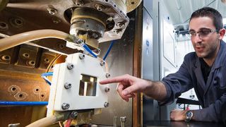 Probe beim elektrochemischen Abtragen (Bild: Universität des Saarlandes, Oliver Dietze)