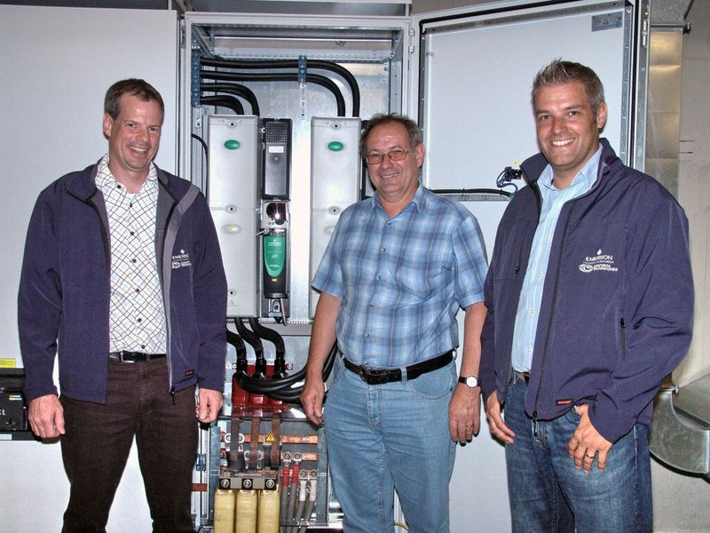 Zufriedene Gesichter: von links: Fredy Erb, Projektleiter Control Techniques AG, Hans Peter Schröder, Leiter Elektrounterhalt Energieversorgung Flughafen Zürich AG, und Lukas Rehmann, Leiter Marketing Control Techniques AG. (Bild: Control Techniques)