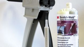 Der Scotch-Weld 2-Komponenten-Klebstoff EC-7202 B/A basiert auf alterungsbeständigem Epoxidharz und ist sofort nach dem Extrudieren standfest, ohne zu fließen. (3m)