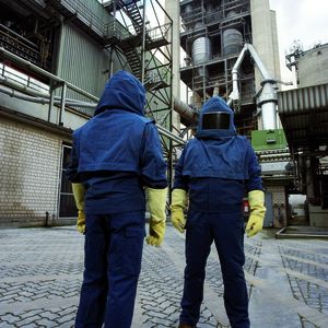 Bild 3: An heißen Arbeitsplätzen ist Schutzkleidung erforderlich, doch die Art der Ausstattung hängt von den Gefährdungen ab. Die Verantwortung für die richtige Ausstattung der Mitarbeiter liegt beim Arbeitgeber. Bilder: Mewa