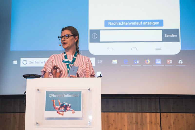 Anna Schleipfer-Chakhchoukh präsentiert die neuen Funktionen der Mobile App. (C4B)
