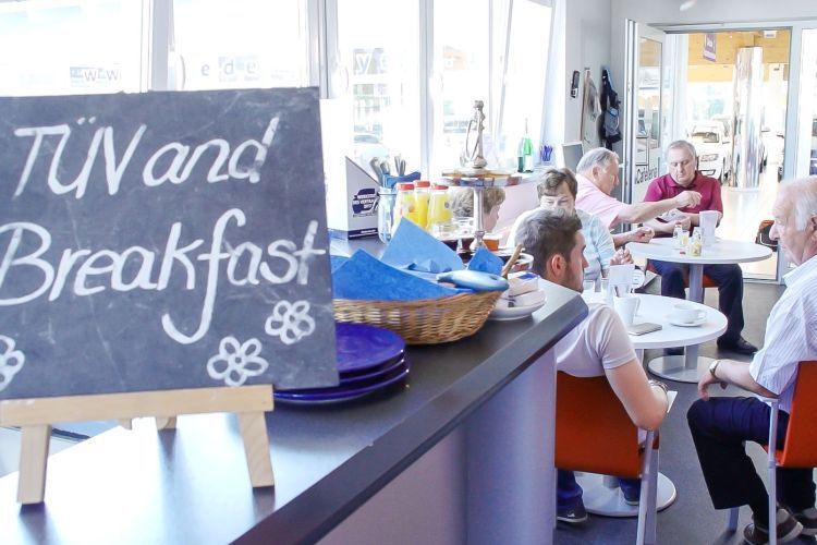 Bei einem guten Frühstück warten die Kunden auf die Hauptuntersuchung. (Niedermayer)