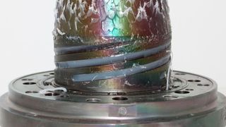 Sieht Ihr Folienblaskopf nach der Fertigung ungefähr so aus, und Sie wollen wieder einen sauberen? Dann lohnt sich der Besuch von Schwing Technologies auf der Fakuma in der Halle A3 am Stand 3112, denn die Experten haben Reinigungssysteme entwickelt, die Blasköpfe bis zu einem Durchmesser von 1,7 m thermisch von Kunststoffresten befreien, heißt es. (Schwing Technologies)