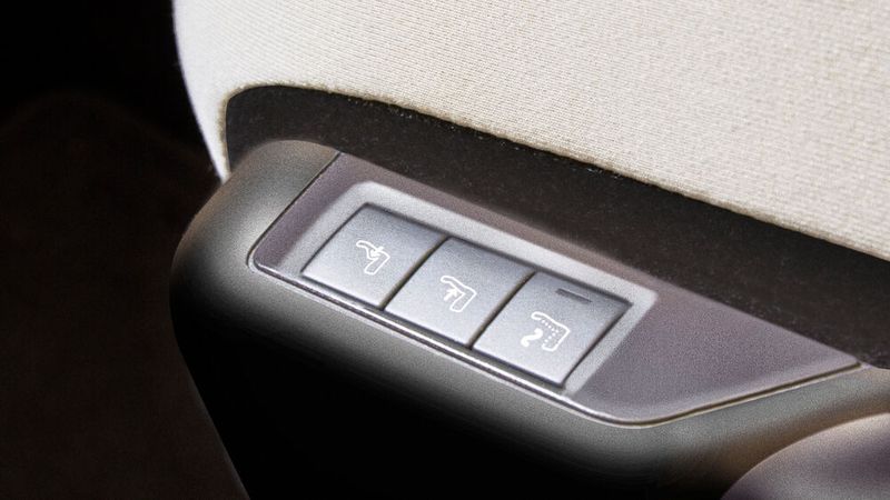 Die Ausstattungslinie La Prima (ab 42.500 Euro) ist üppig ausstaffiert und bietet für den Fahrer sogar eine Massagefunktion. (Bild: © Lorenzo Poli)