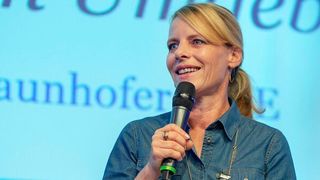 Ute Drescher, Chefredakteurin konstruktionspraxis, begrüßte die Teilnehmer zum 7. Anwendertreff Maschinensicherheit und führte mit ihrer Moderation durch die Veranstaltung. (J. Untch / Vogel Communications Group GmbH & Co. KG)