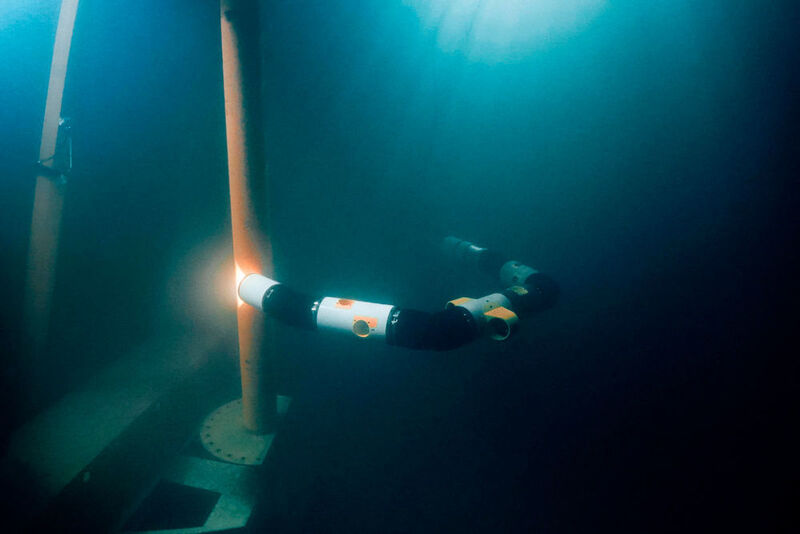 Roboterschlange: Inspektions- und Reparaturroboter. der sich durch die Tiefen des Meeres schlängeln kann. (Eelume)