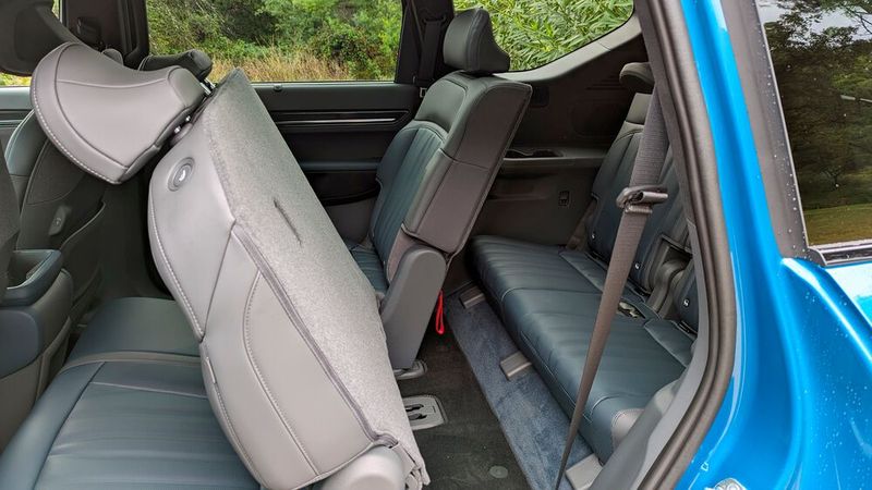 Die mittleren Sitze lassen sich per Knopfdruck federunterstützt nach vorn schieben. (Bild: Rosenow – VCG)