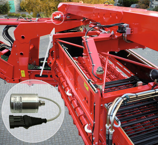 Bei dem Landwirtschaftsbetrieb Holmer erfassen Drehgeber der Serie TRA50 den Schwenkwinkel des Überladebandes der Erntemaschine. (Holmer)