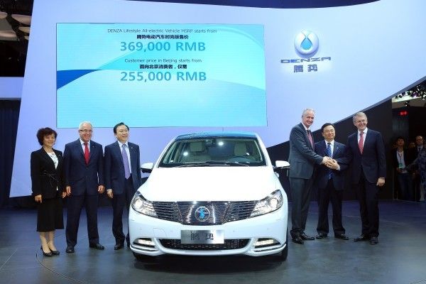 Weltpremiere des Serienmodells des Elektrofahrzeugs DENZA auf der Auto China in Peking am 20. April 2014; von rechts: Prof. Dr. Thomas Weber, Vorstandsmitglied der Daimler AG, verantwortlich für Konzernforschung und Entwicklung Mercedes-Benz Cars; Wang Chuanfu, Chairman BYD Co., Ltd.; Hubertus Troska, Vorstandsmitglied der Daimler AG, verantwortlich für Greater China; Lian Yubo, CEO Shenzhen BYD Daimler New Technology Co., Ltd.; Arno Röhringer, COO Shenzhen BYD Daimler New Technology Co., Ltd.; Stella Li, Senior Vice President BYD Co., Ltd. (Bild: Daimler AG)