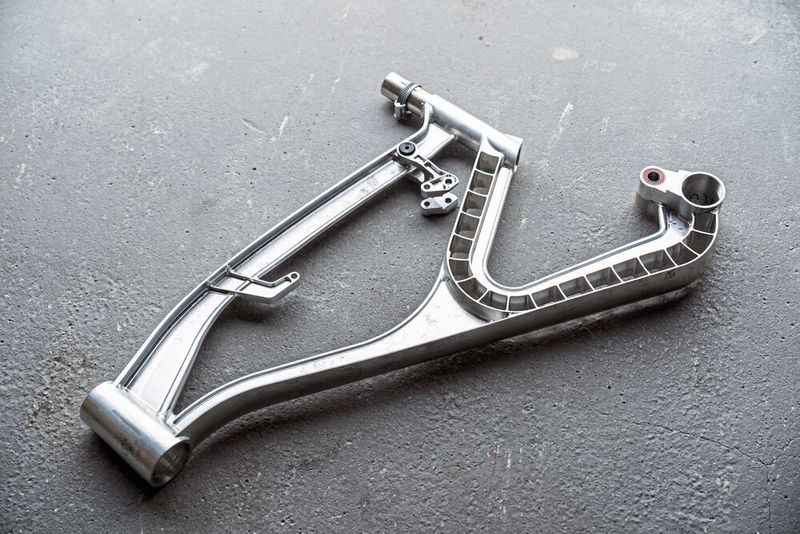 Nur gefräst: Bernd Iwanow tastete sich an das endgültige Design schrittweise heran. (maikgoering photography)