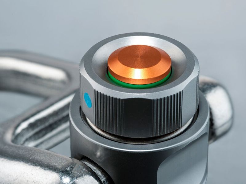 Neu ist beim Halder-Gewindetragbolzen Plus der grüne Signalring um den Bedienknopf, der anzeigt, ob alles korrekt ist. Und links, der kleine Blaue Punkt, ist ein integrierter RFID-Chip, der die Prozesse rund um das Heben, Transportieren und Positionieren transparenter und dokumentierbar macht. (Bild: Erwin Halder)