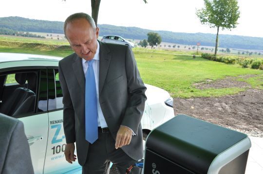 Renault-Unternehmenssprecher Reinhard Zirpel, macht sich mit der Ladestation vertraut. Immerhin ist gerade der Renault Fluence am Netz, mit dem sein Vorstandsvorsitzender Achim Schaible zum Termin kam. (Stephan Richter)