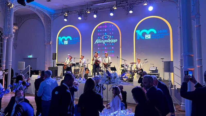 Die Kölner Kultband „Klüngelköpp“ sorgte für Stimmung auf dem Galaabend in der Flora. (Bild: Klasing)