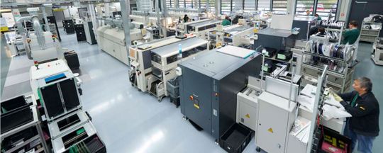 Full-Service auf höchstem Niveau: Die weitläufige Fertigung bei W. Kolb ermöglicht die effiziente und präzise Produktion auch großer Stückzahlen.(Bild:  W. Kolb Fertigungstechnik GmbH)