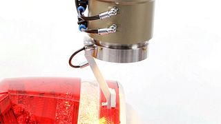 Fügeverfahren etwa bei Kfz-Rückleuchten sind hinsichtlich Maßhaltigkeit und Kosten oft stark eingeschränkt. Das Hybrid-Laserschweißen der Firma LPKF Laser & Electronics aus Erlangen soll das ändern. (Foto: LPFK)