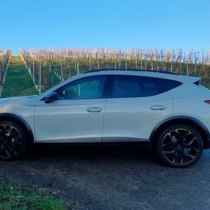 2. Die Lackierung: Die Farbe Taiga Grey wurde eigens für die Sonderedition kreiert und hat es bis zu Modellbezeichnung geschafft. Sie ist durchaus ein Hingucker, wenngleich der VZ5 in einer dunklen Lackierung sportlicher wirkt. Auffallend ist, dass die Farbe Taiga Grey je nach Lichteinfall und Helligkeit stark changiert und meistens eher cremefarben denn grau wirkt.(Bild:  Mauritz – »kfz-betrieb«)